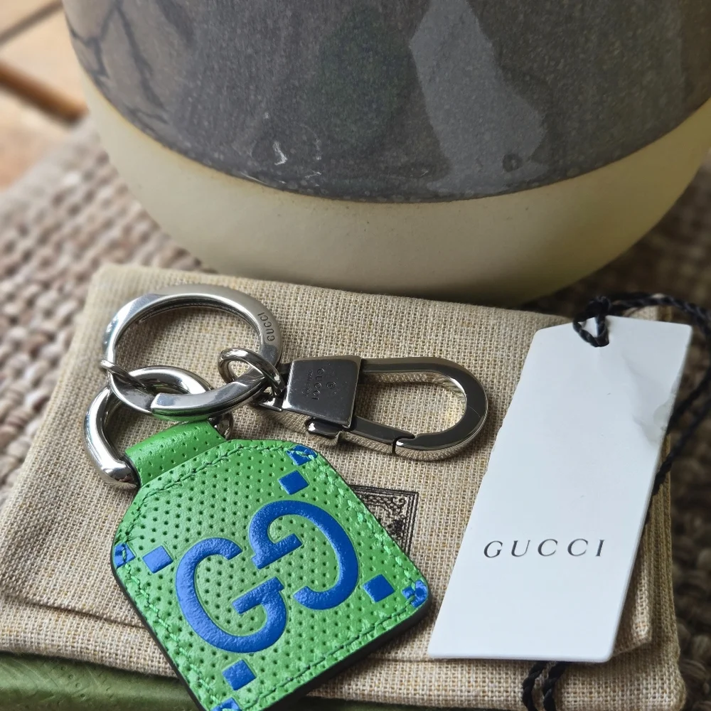 Gucci Logo Leathe Keychain - Picture 2 of 2